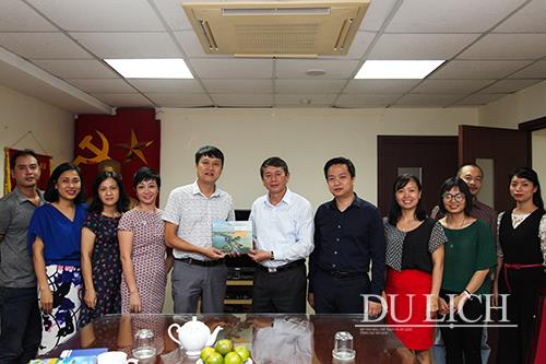 Chủ tịch UBND tỉnh Cao Bằng Hoàng Xuân Ánh chụp ảnh lưu niệm với tập thể lãnh đạo, cán bộ phóng viên Tạp chí Du lịch